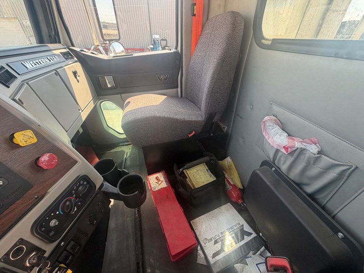 2016-western-star-4700-image-46