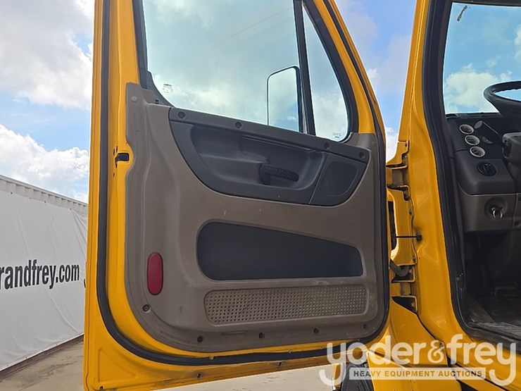 2012-freightliner-cascadia-125-image-83