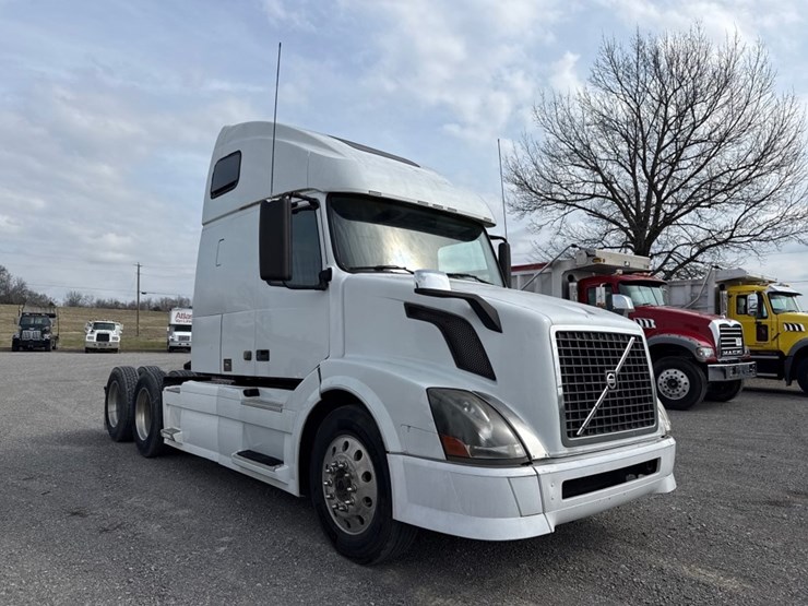 #31956-•-2012-volvo-vnl-tandem-axle-truck-tractor-image-2