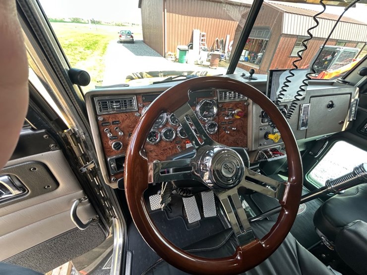 2005-peterbilt-335-image-25