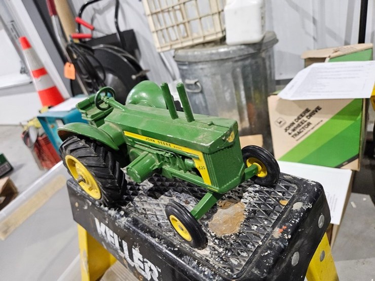 #991-•-john-deere-820-1/16-die-cast-toy-tractor-image-5