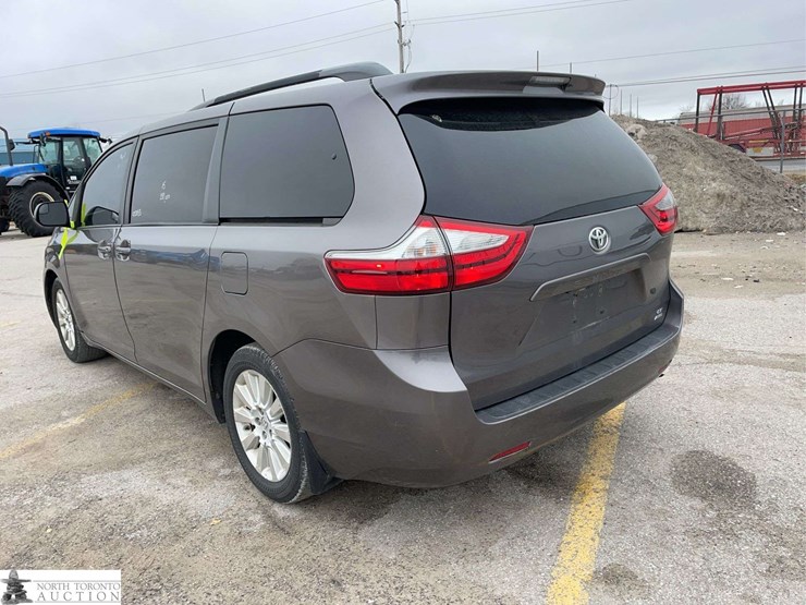 2015-toyota-sienna-image-7