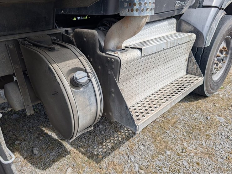 2015-kenworth-t880-image-19