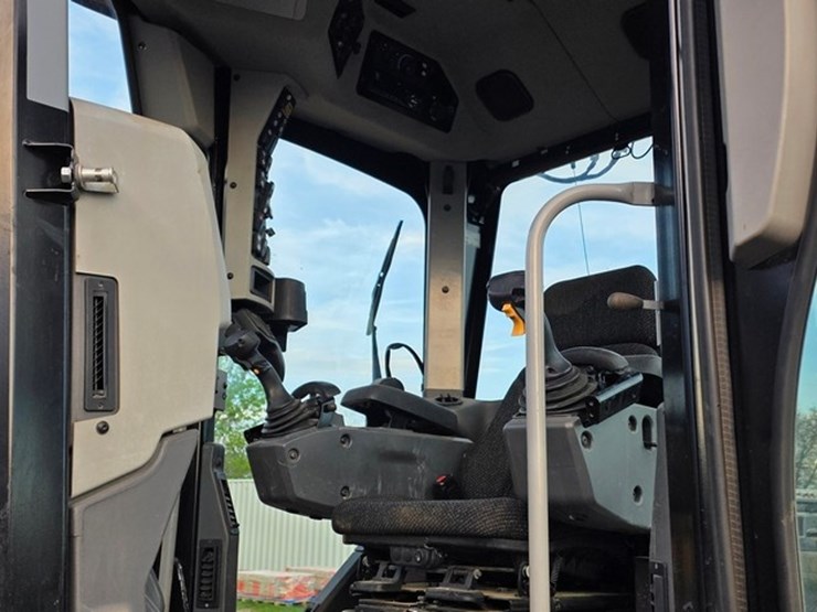 2020-caterpillar-140-image-60