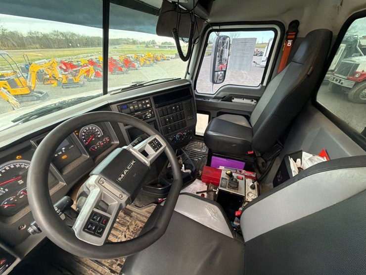 #31710-•-2019-mack-gr64f-m359-tri-axle-dump-truck-image-6