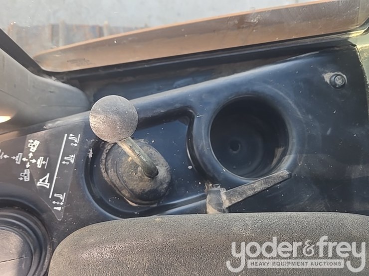 2016-case-750m-image-88