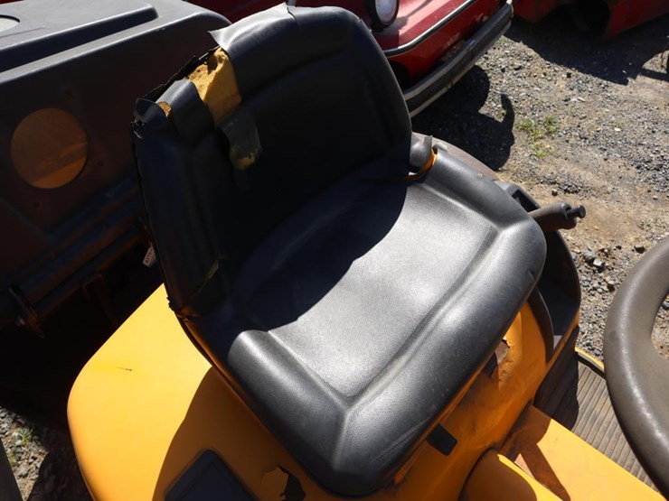 cub-cadet-riding-tractor-image-18