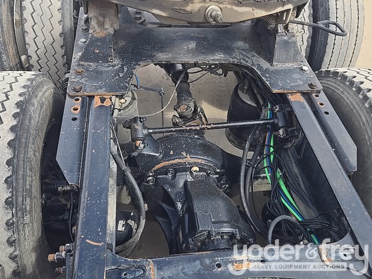 2012-freightliner-cascadia-125-image-34