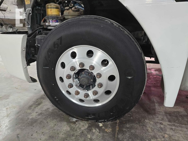 2009-freightliner-columbia-120-image-28