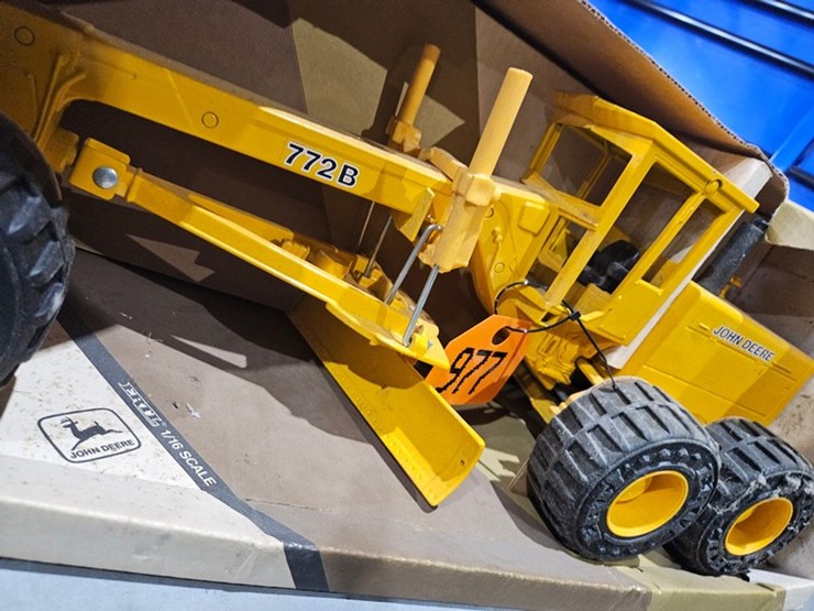 #977-•-john-deere-772b-1/16-die-cast-toy-grader-image-4