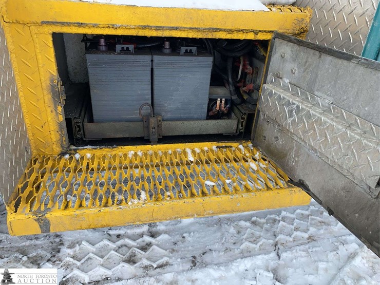 2011-freightliner-m2-106-image-37