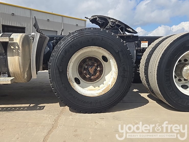 2012-freightliner-cascadia-125-image-12