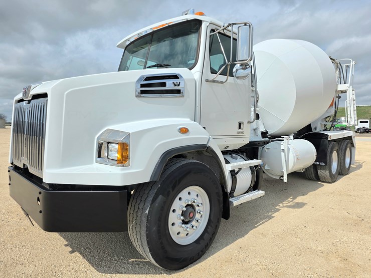 2022-westernstar-daycab-4700-concrete-mixer-truck-image-1
