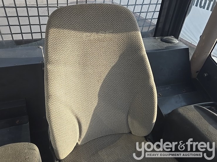 2016-case-750m-image-79