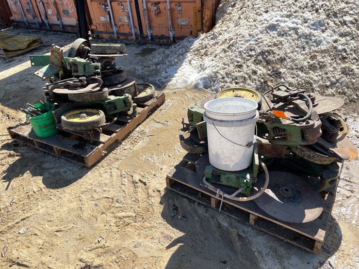 #3956-•-(12)-john-deere-single-disc-culters-image-1