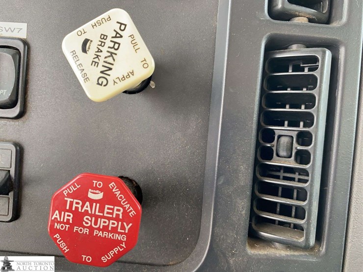 2010-freightliner-m2-106-image-19