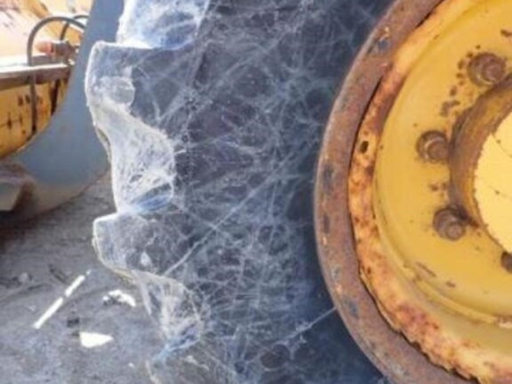 2014-deere-324j-image-32