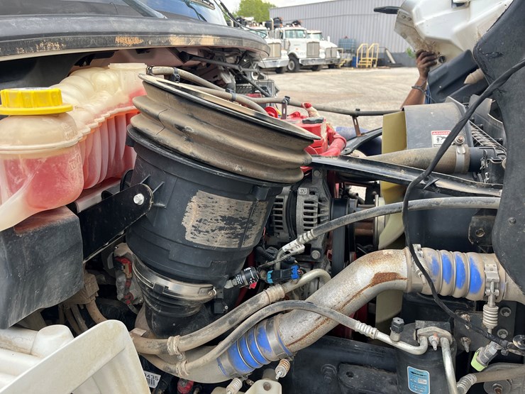 2020-freightliner-m2-106-image-10