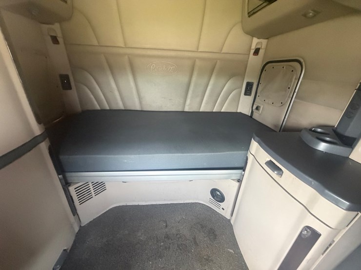 2019-peterbilt-567-image-30