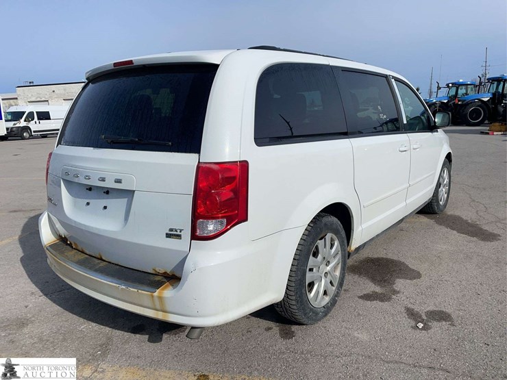 2014-dodge-grand-caravan-sxt-image-5