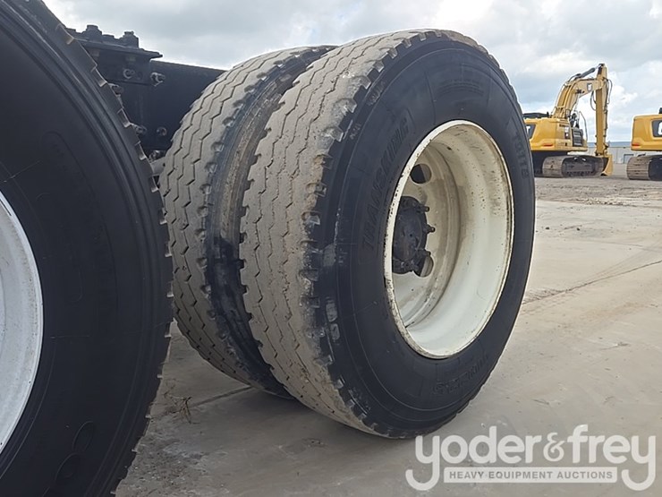 2011-freightliner-cascadia-125-image-13