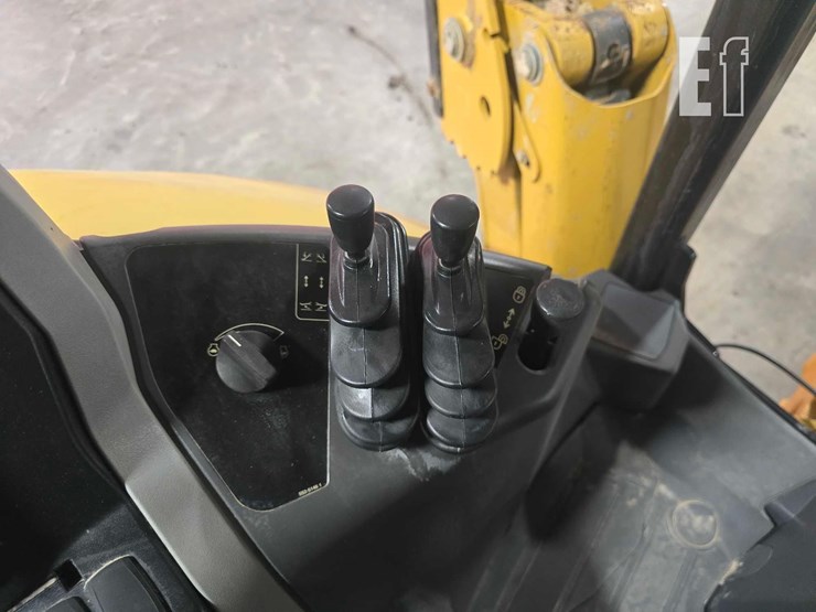 2021-caterpillar-416-image-27