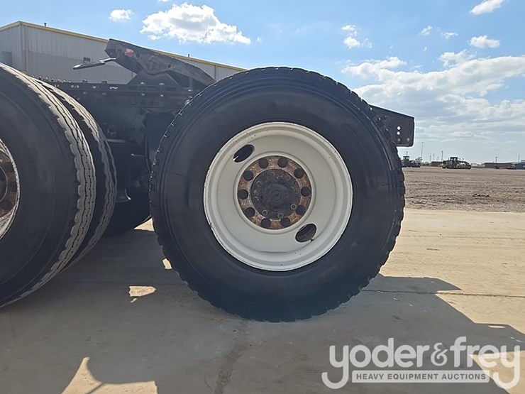 2014-freightliner-cascadia-113-image-14