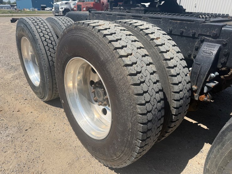 2009-peterbilt-367-image-17