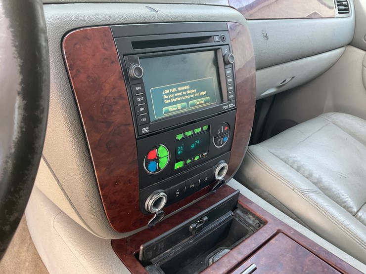 2011-chevrolet-tahoe-image-18