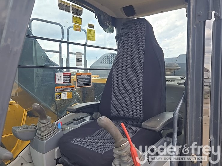 2017-deere-210g-lc-image-119