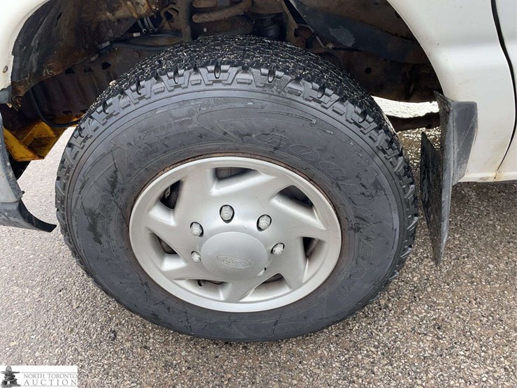 2010-ford-cargo-image-19