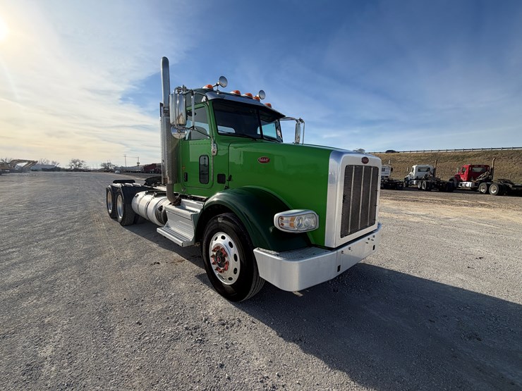 2021-peterbilt-367-image-4