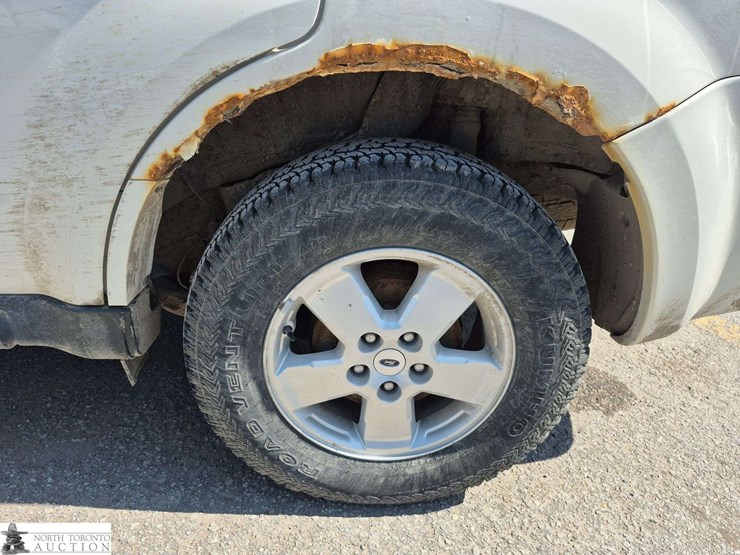 2010-ford-escape-image-26