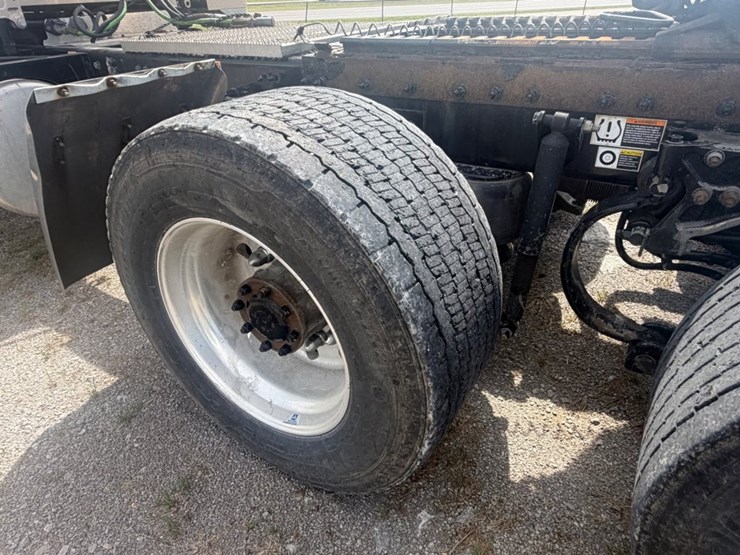 2019-peterbilt-567-image-17