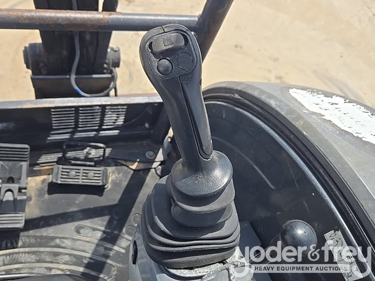 2022-deere-26g-image-71