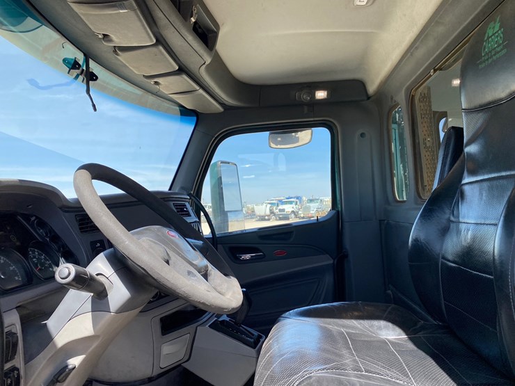 2015-peterbilt-579-image-11