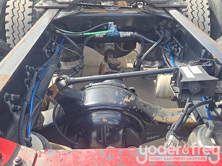 2012-freightliner-cascadia-125-image-38