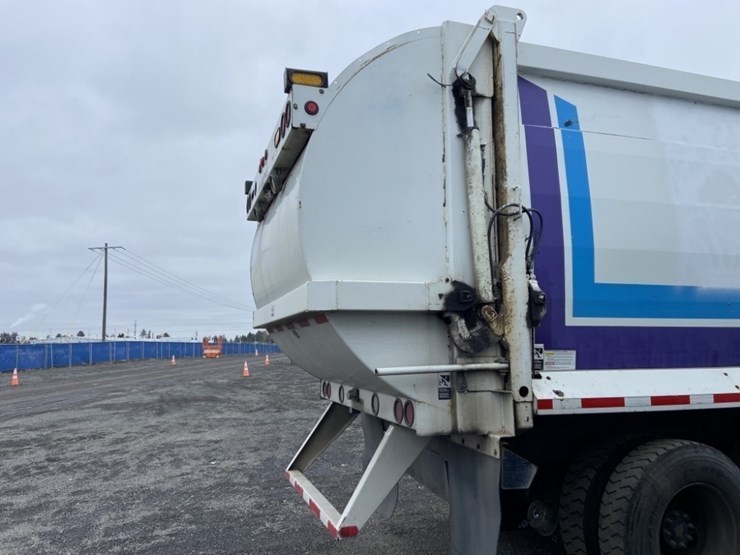 2014-peterbilt-320-image-25