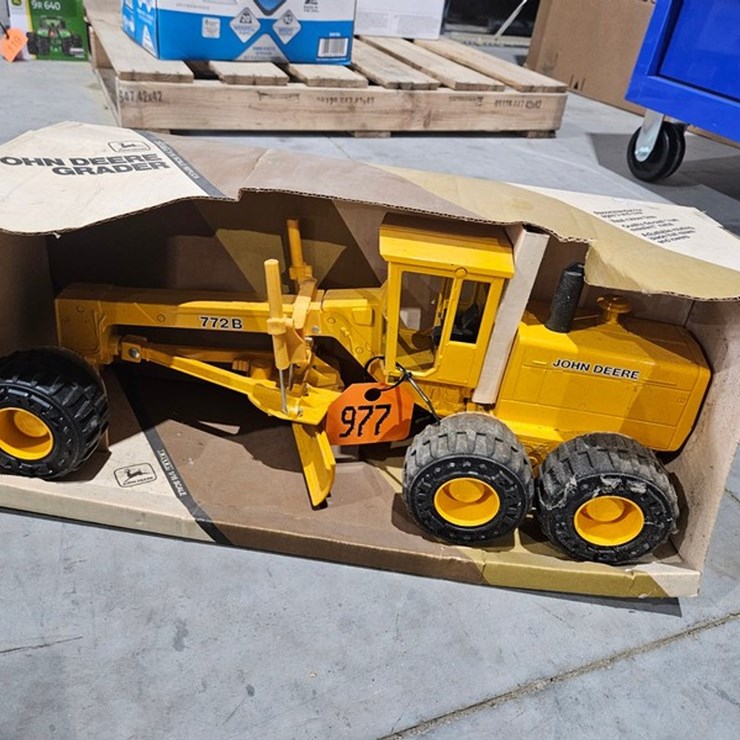 #977 • John Deere 772B 1/16 Die Cast Toy Grader