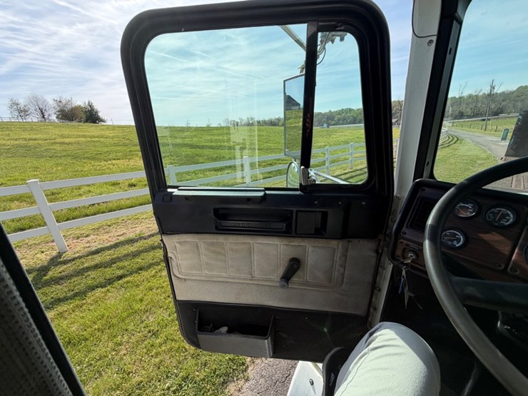 #31768-•-1998-freightliner-single-axle-truck-tractor-image-22