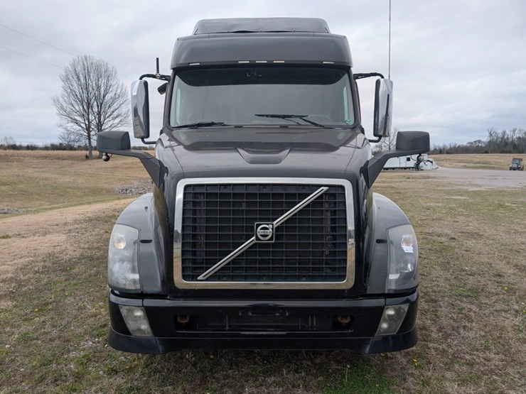 #31951-•-2015-volvo-vnl-tandem-axle-truck-tractor-image-5