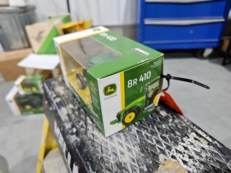 #1001-•-john-deere-8r-410-1/64-die-cast-toy-tractor-image-4