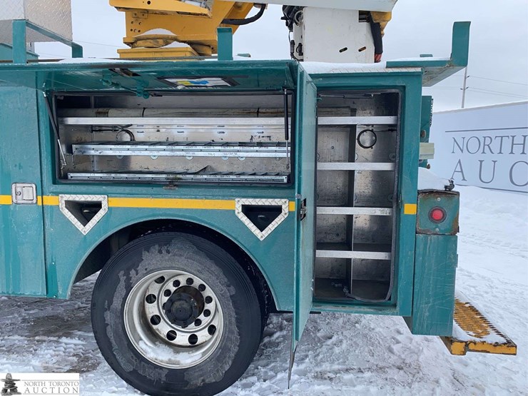 2011-freightliner-m2-106-image-24