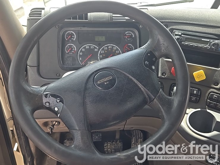 2011-freightliner-cascadia-125-image-97