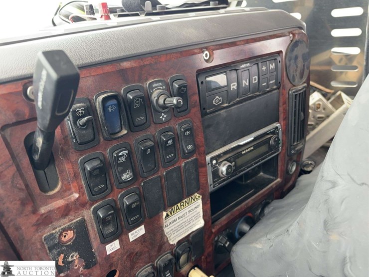 non-operable-2014-mack-pinnacle-t/a-day-cab-tractor-image-19