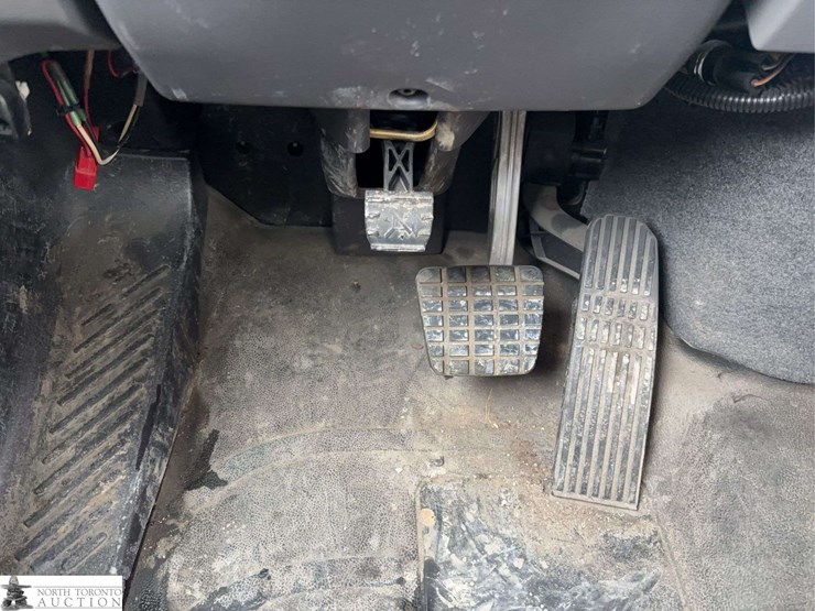 2012-freightliner-m2-106-image-30