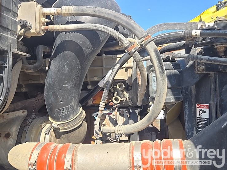 2014-freightliner-cascadia-113-image-80