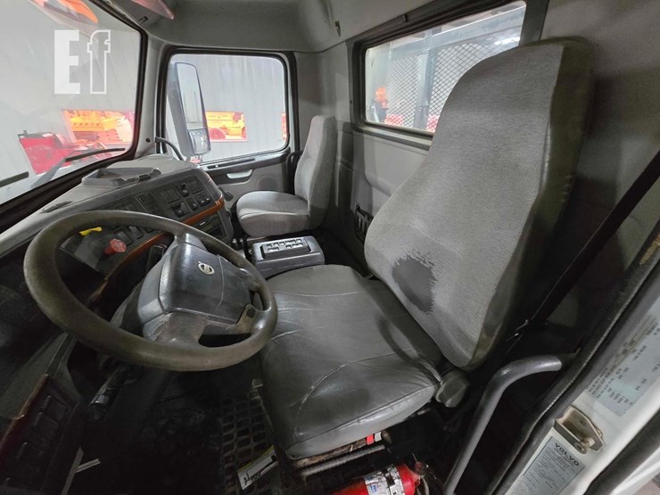 2008-volvo-vnm64200-image-9