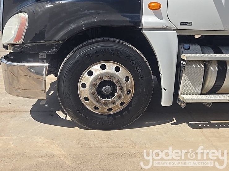 2011-freightliner-cascadia-125-image-10