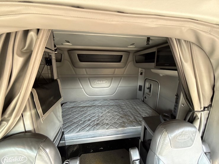 2018-peterbilt-579-image-42